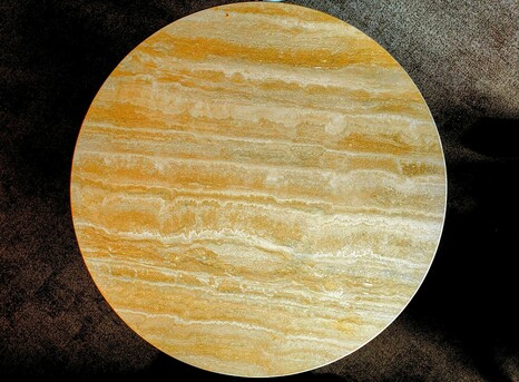 La table vue de dessus, avec un peu de traitement de la photo pour forcer les couleurs. On dirait une planète semblable à Jupiter.